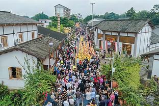 客场背靠背！湖记：湖人于当地时间凌晨3点20抵达新奥尔良的酒店